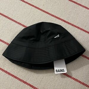 NWT Rains Classic Black Bucket Hat